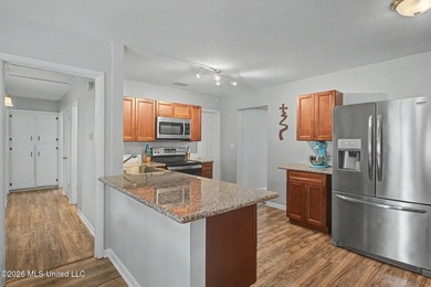 Conveniently located close to the beach, shopping, dining, and - photo 8