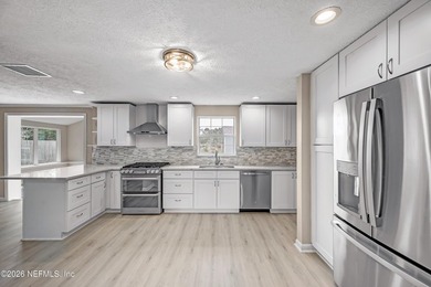 MUST SEE!! Newly renovated Mandarin home featuring bright - photo 7