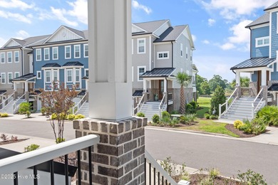 Welcome to easy living in this luxurious Eastwood Bluffs