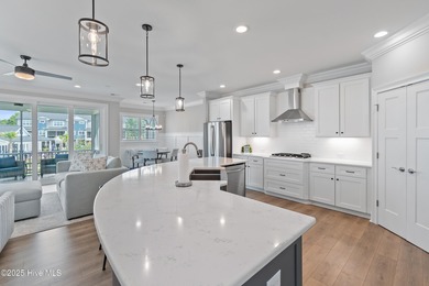 Welcome to easy living in this luxurious Eastwood Bluffs