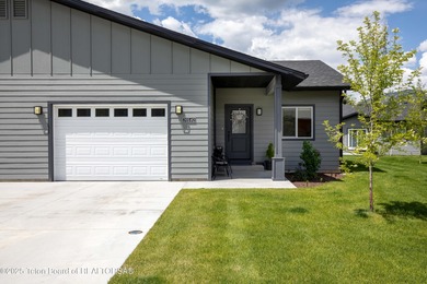 Pristine, owner-occupied townhome. South-facing for beautiful - photo 3