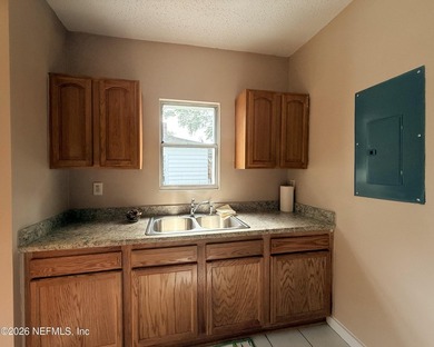 Freshly Updated and Move in Ready. Lovely Bungalow with 3 - photo 6