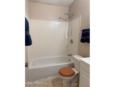 Freshly Updated and Move in Ready. Lovely Bungalow with 3 - photo 9