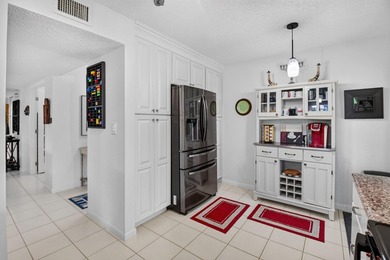 Fully Furnished Turnkey! Bright, beautifully renovated 3-bedroom - photo 10