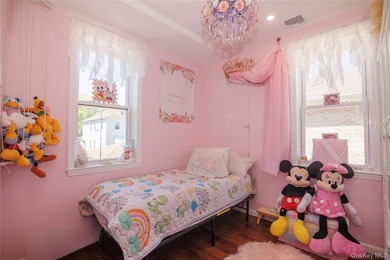 Stunning Detached Home in Morris Park - 1715 Hering Ave, Bronx - photo 16