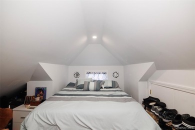 Stunning Detached Home in Morris Park - 1715 Hering Ave, Bronx - photo 24