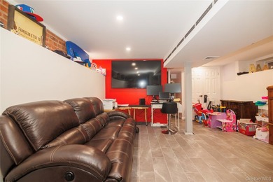 Stunning Detached Home in Morris Park - 1715 Hering Ave, Bronx - photo 25