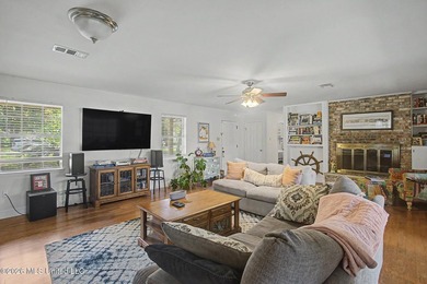 Absolutely precious and move-in ready! This charming 2-bedroom - photo 2