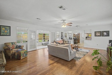 Absolutely precious and move-in ready! This charming 2-bedroom - photo 3