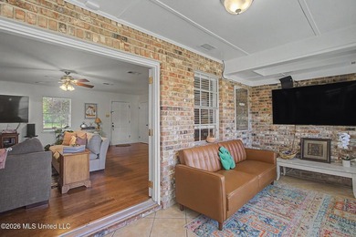 Absolutely precious and move-in ready! This charming 2-bedroom - photo 5