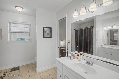 Absolutely precious and move-in ready! This charming 2-bedroom - photo 10