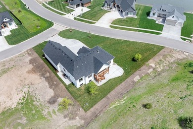 This beautiful custom-built home in The Coves features 3 - photo 29