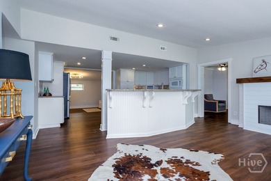 Ideally situated in the heart of Savannah, this beautifully - photo 3