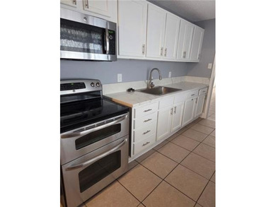 Welcome to this beautifully maintained 3-bedroom, 2.5 bath home - photo 4