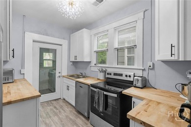 Welcome to this beautifully renovated bungalow in the heart of - photo 22