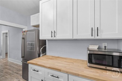 Welcome to this beautifully renovated bungalow in the heart of - photo 24