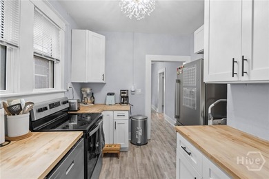 Welcome to this beautifully renovated bungalow in the heart of - photo 25