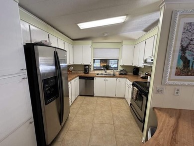 Welcome to this charming 2-bedroom, 2-bathroom manufactured home - photo 2