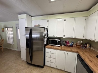 Welcome to this charming 2-bedroom, 2-bathroom manufactured home - photo 4