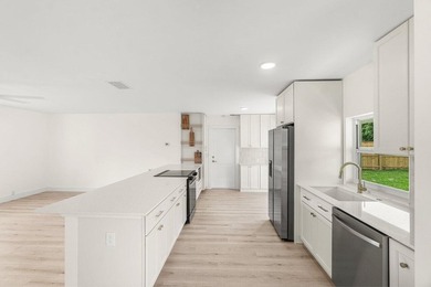 Welcome to this charming three-bedroom, two-bathroom - photo 9