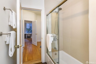 Stunning & sophisticated, this rear-facing flat in a classic - photo 13