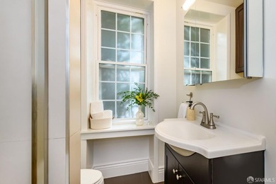 Stunning & sophisticated, this rear-facing flat in a classic - photo 14