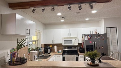 Gorgeous Single home 3 Bedrooms, 2.5 Bath located in the heart - photo 19