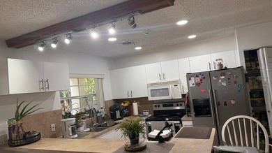 Gorgeous Single home 3 Bedrooms, 2.5 Bath located in the heart - photo 20
