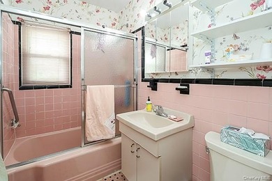 Location to all! Walk to shopping, dining, schools, LIRR - photo 22