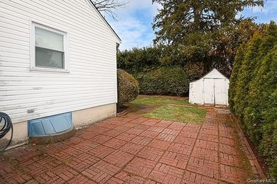 Location to all! Walk to shopping, dining, schools, LIRR - photo 25