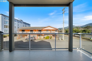 Welcome to this beautifully appointed 2-bedroom, 3-bathroom - photo 16