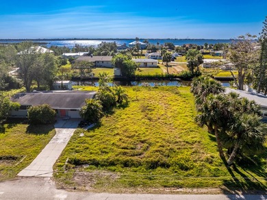 Discover your perfect dream home with an exceptional canal-front - photo 5