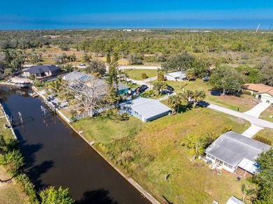 Discover your perfect dream home with an exceptional canal-front - photo 8