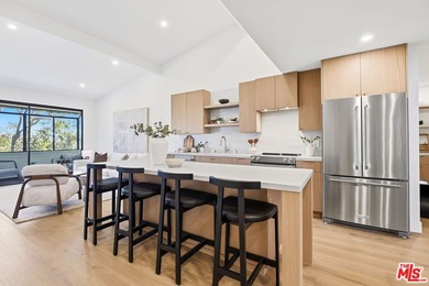 Extensively renovated, top-floor penthouse offering 2 bedrooms - photo 1