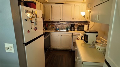 Welcome to this beautifully maintained 2-bedroom, 1.5-bath home - photo 8