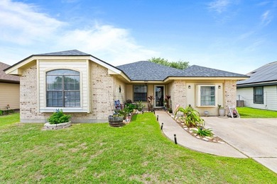 Back ON MARKET, no fault of seller! Spacious 4-bedroom, 2-bath - photo 15