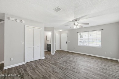 Welcome home to this beautifully maintained 3-bedroom, 2.5-bath - photo 3