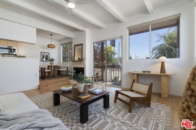 Perfectly located in the heart of Venice, just moments from - photo 1