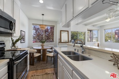 Perfectly located in the heart of Venice, just moments from - photo 4