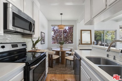 Perfectly located in the heart of Venice, just moments from - photo 5