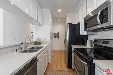 Perfectly located in the heart of Venice, just moments from - photo 6