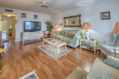 OWNER-REALTOR / INVESTOR SPECIAL! Rare opportunity to own a - photo 2