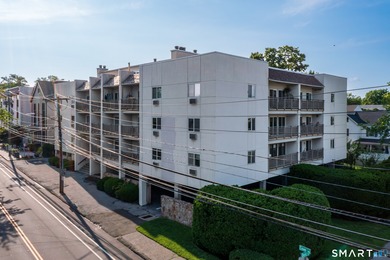 Live the Cove lifestyle! Welcome to this bright and sunny