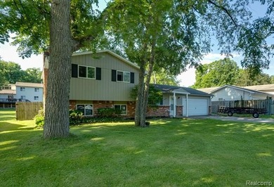Welcome home to your year-round staycation! Tucked away on a - photo 2
