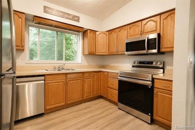 Welcome home to your year-round staycation! Tucked away on a - photo 6
