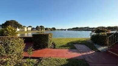 Updated 1-BR condo, 1 full & 1 half bath, spacious living and - photo 4