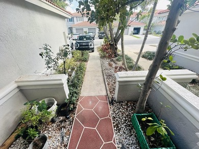 GREAT CONDITION TOWNHOUSE, 1ST FLOOR TILED ON THE DIAG. VINYLS - photo 10