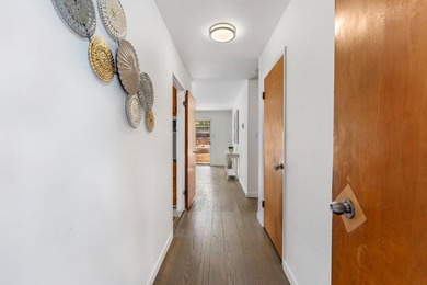 Lovely and Spacious 3Br/2ba, 1,358sf single level home with a 2 - photo 2