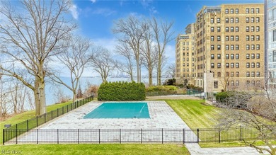 Welcome to Marine Towers East! This updated 1-bedroom, 1-bath - photo 33