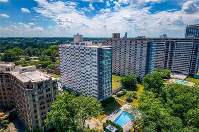 Welcome to Marine Towers East! This updated 1-bedroom, 1-bath - photo 36